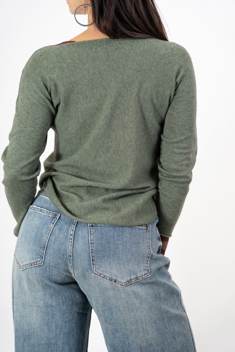 modella indossando Maglia SoftVibe in misto viscosa scollo a V colore