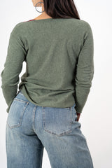 modella indossando Maglia SoftVibe in misto viscosa scollo a V colore