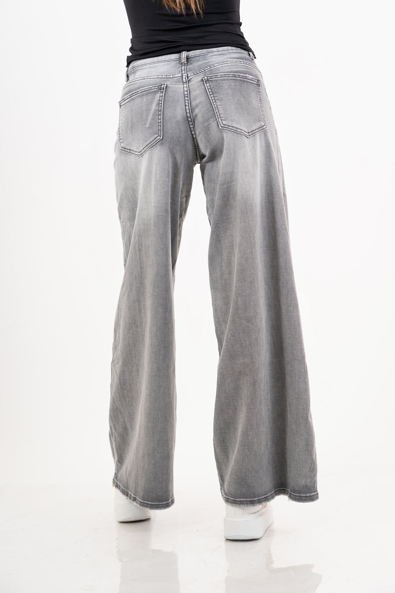 modella indossando Jeans palazzo grigio lavaggio sfumato colore