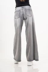 modella indossando Jeans palazzo grigio lavaggio sfumato colore