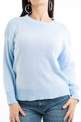 modella indossando Maglione primaverile girocollo in misto cotone colore Celeste Unica