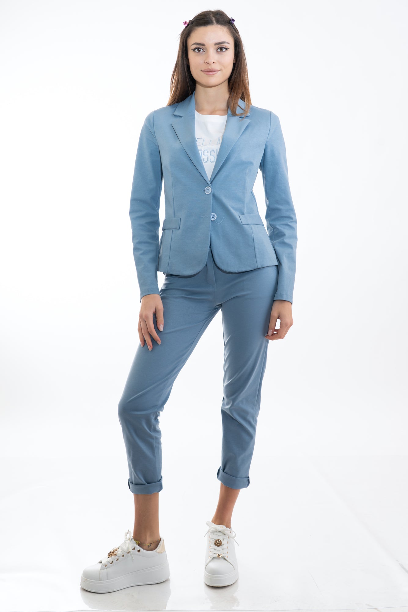 modella indossando Pantalone blu jeans elasticizzato con risvolto in misto cotone colore