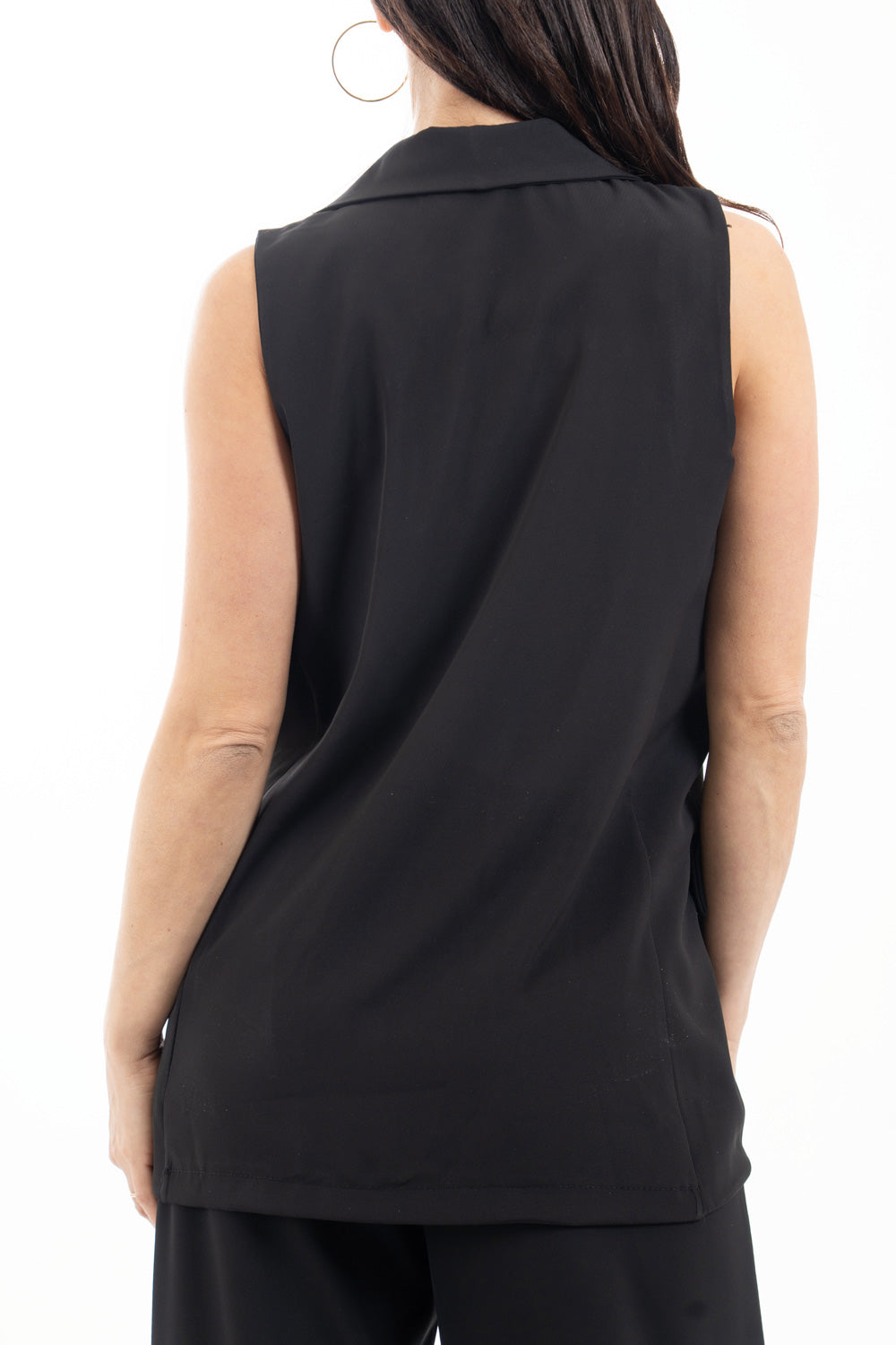 modella indossando Gilet sartoriale lungo con rever a lancia colore
