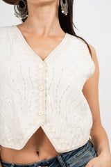 Gilet corto ricamato con paillettes.