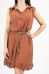 Abito midi smanicato in viscosa pois con collo camicia, balza e cintura.