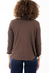 modella indossando Maglia over scollo V in misto viscosa con bordo pulito colore