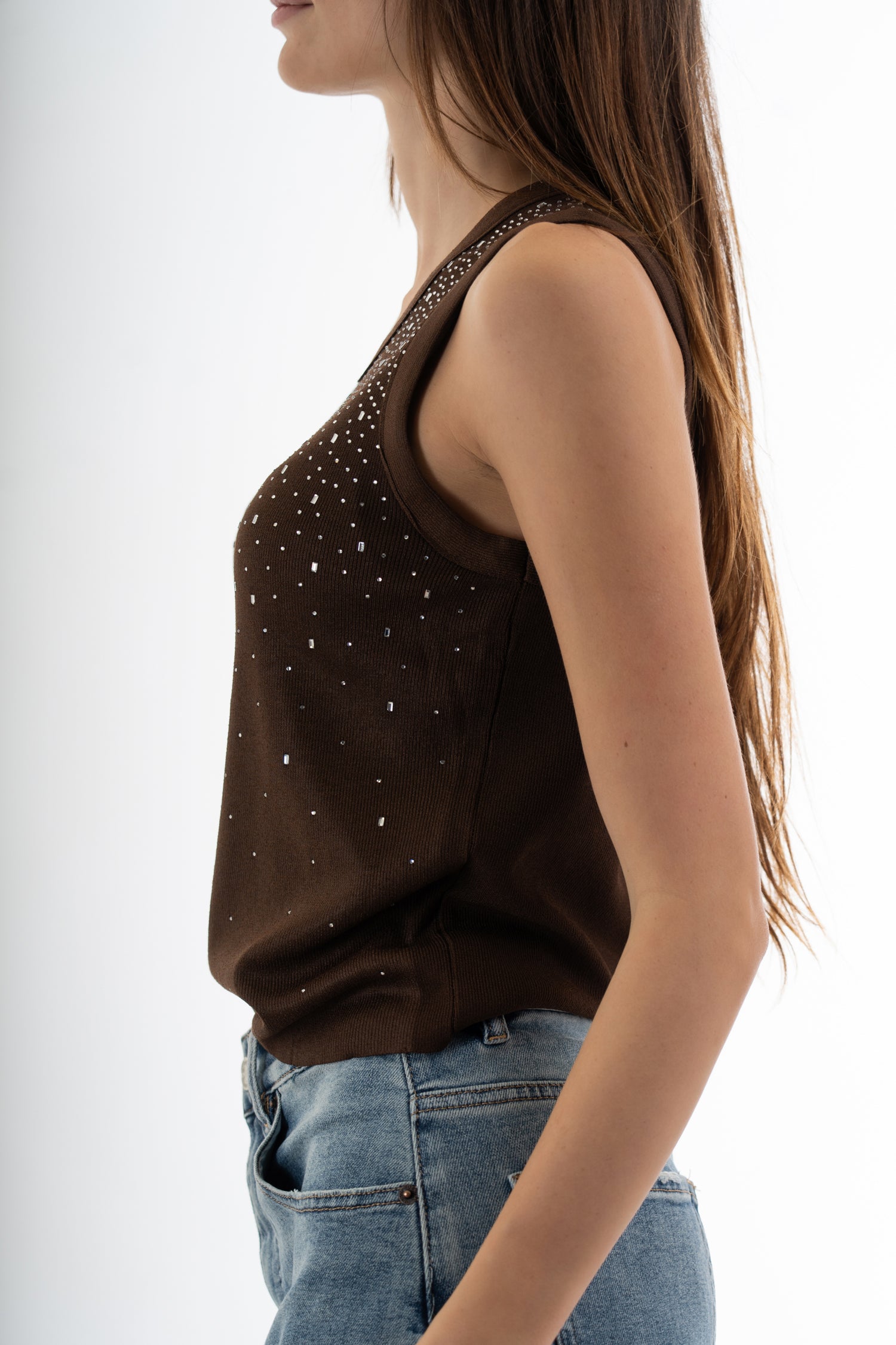 modella indossando Top canotta in microcostina di viscosa elasticizzata con strass degradé colore