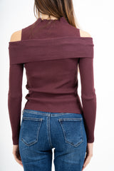 modella indossando Maglia finto twinset a costina con collo alto e spalle scoperte colore