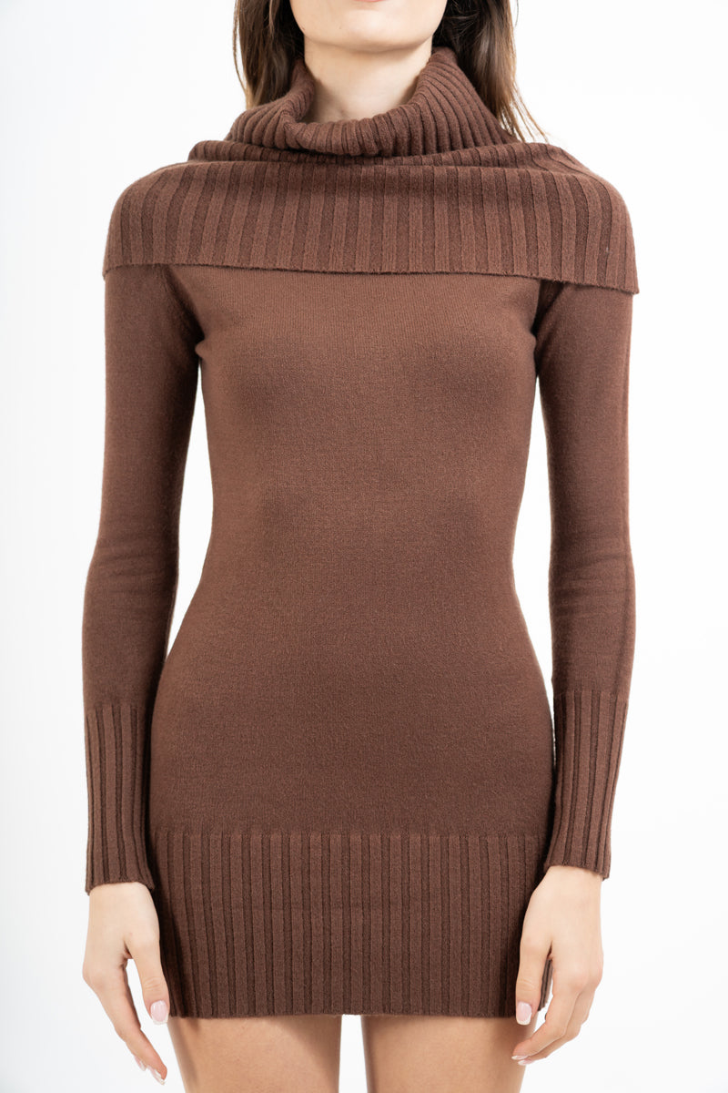 Abito in maglia con collo ampio a coste