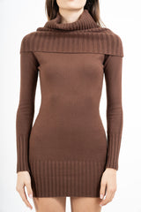 Abito in maglia con collo ampio a coste