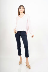 modella indossando Blusa ampia in raso cangiante con scollo a V e maniche a pipistrello colore