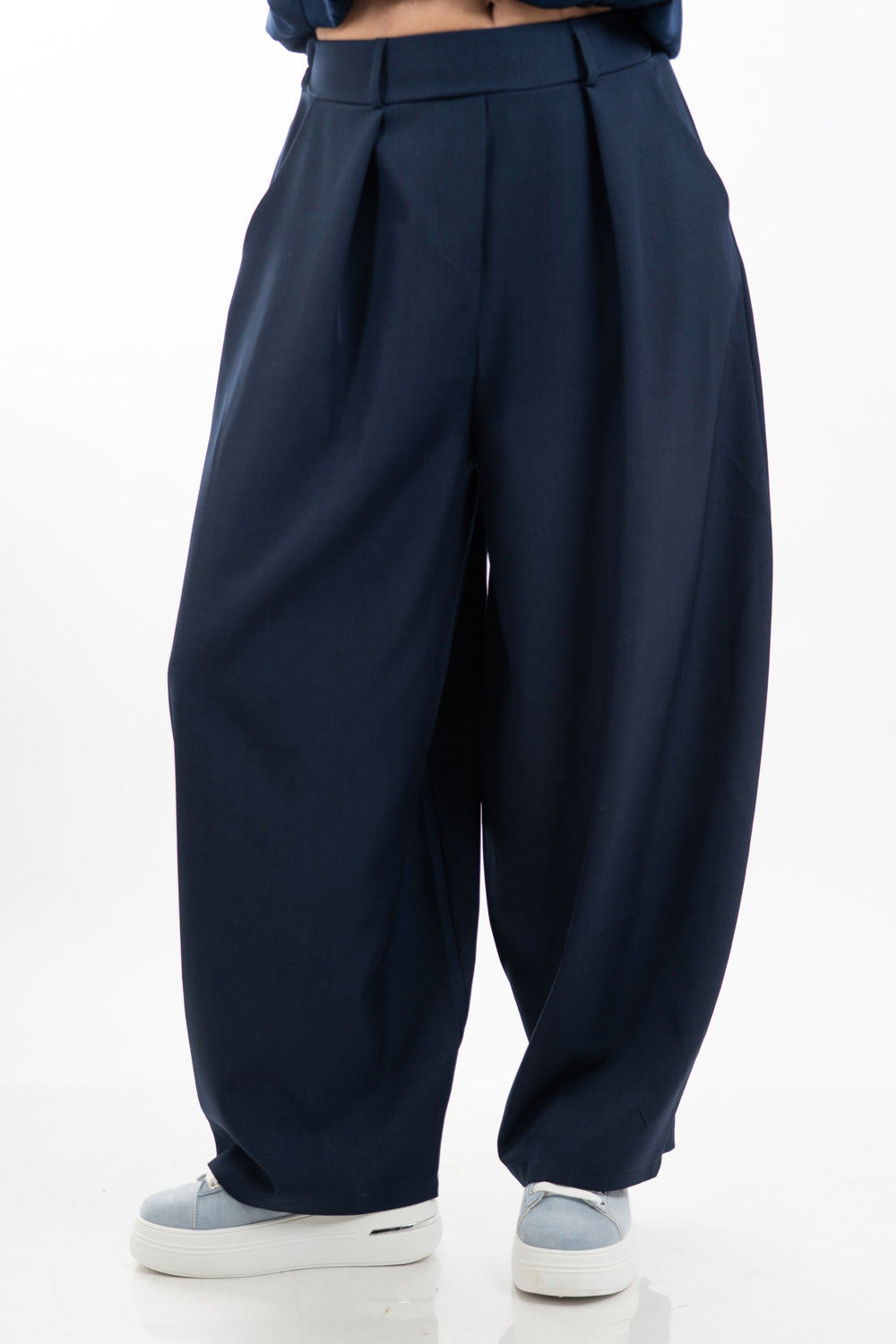 modella indossando Pantalone balloon in poliviscosa con pinces colore Blu Unica