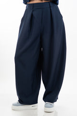 modella indossando Pantalone balloon in poliviscosa con pinces colore Blu Unica
