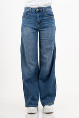 modella indossando Jeans flare soft-touch denim blu colore
