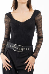 modella indossando Body bustier in pizzo con coppe preformate e maniche trasparenti colore Nero-Nero Unica