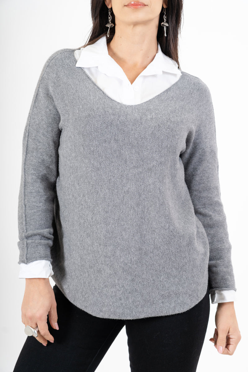 modella indossando Maglia over con scollo a V e orlo stondato in viscosa colore Grigio Unica