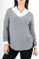 modella indossando Maglia over con scollo a V e orlo stondato in viscosa colore Grigio Unica