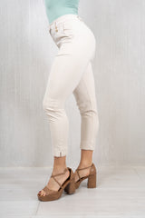 Pantalone Slim in Tessuto Tecnico Elasticizzato Beige.