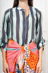 modella indossando Camicia Collo Coreana in Tencel a Righe Multicolor colore