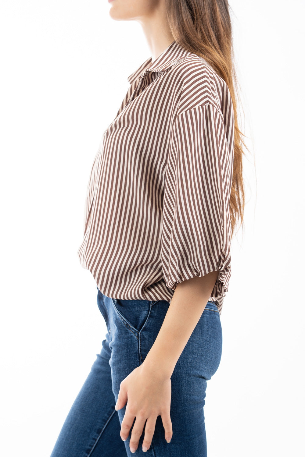 modella indossando Blusa rigata in viscosa con collo camicia e maniche palloncino doppiate colore