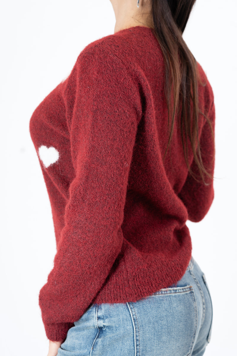 modella indossando Maglia morbida con cuori jacquard in filato mohair colore