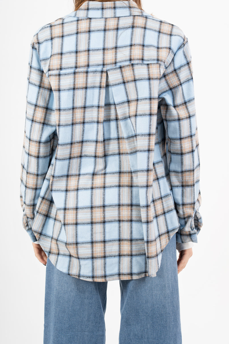 modella indossando Camicia over in flanella di cotone fantasia Soft Tartan colore