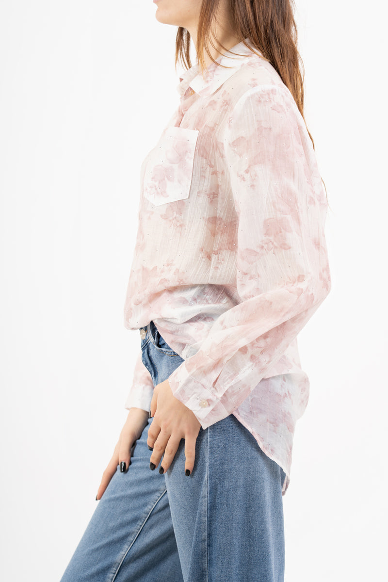 modella indossando Camicia over lunga fiammata a fantasia floreale con micro strass colore