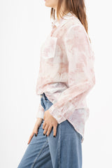 modella indossando Camicia over lunga fiammata a fantasia floreale con micro strass colore