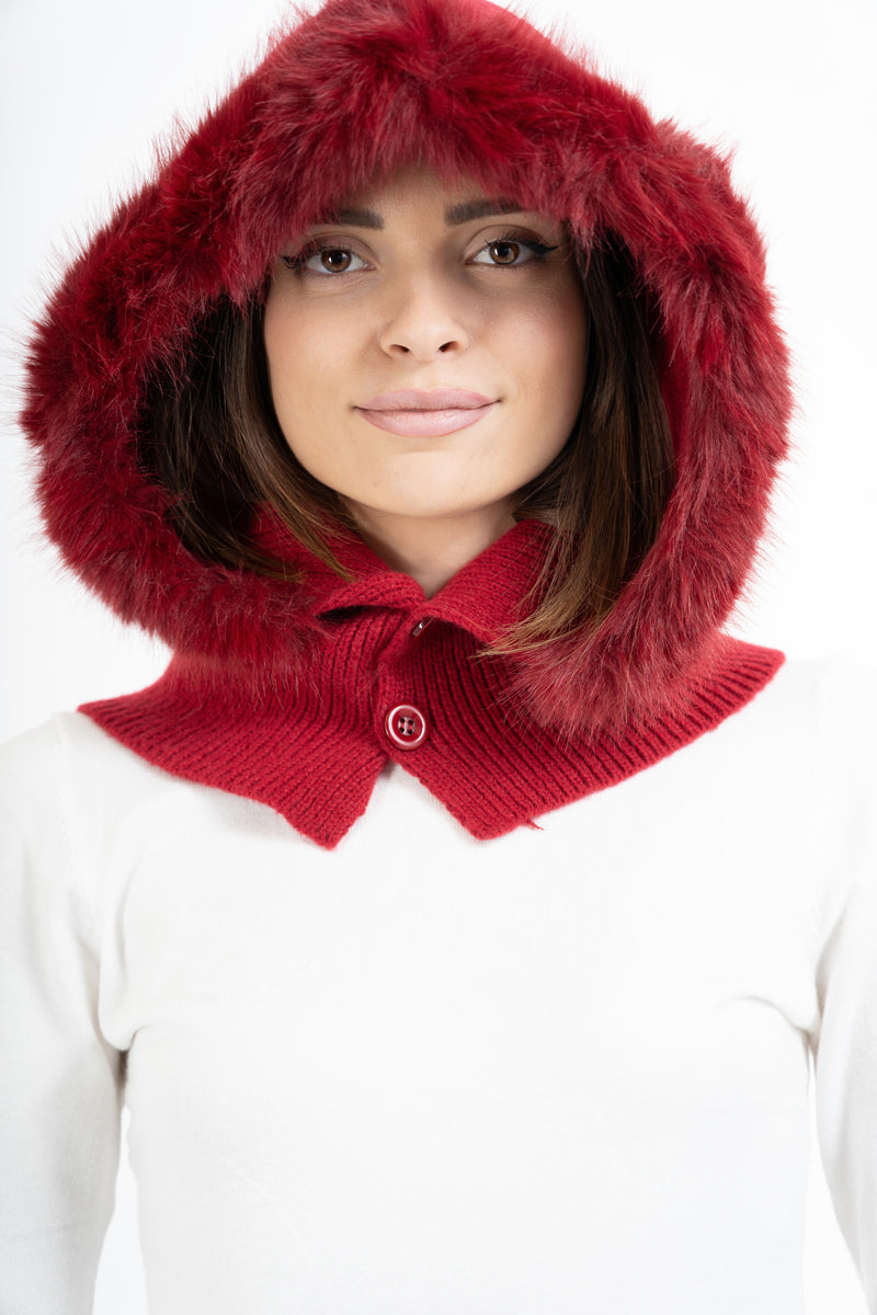 modella indossando Cappuccio KnitFur con bordo in ecopelliccia colore BORDEAUX Unica