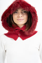 modella indossando Cappuccio KnitFur con bordo in ecopelliccia colore BORDEAUX Unica