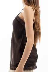 modella indossando Top satinato con pizzo e spalline sottili effetto lingerie colore
