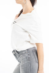modella indossando T-shirt scritta “Se parli male di me ti prego esagera” colore
