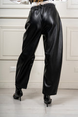modella indossando Pantalone Belgrave barrel in ecopelle colore