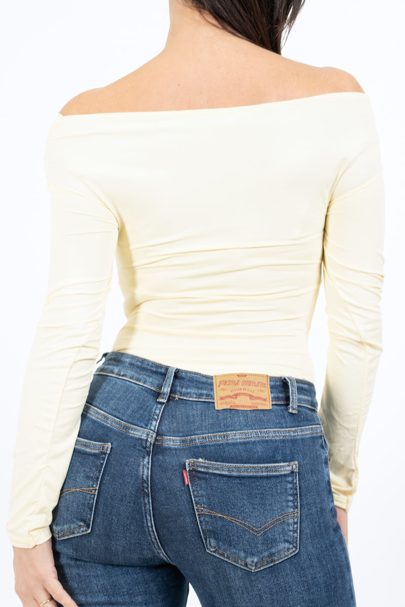 modella indossando Maglia drappeggiata con scollo ampio e arricciature laterali colore