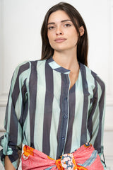 modella indossando Camicia Collo Coreana in Tencel a Righe Multicolor colore Blu-Menta Unica