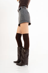 modella indossando Minigonna grigia con cintura e shorts interno in poliviscosa colore