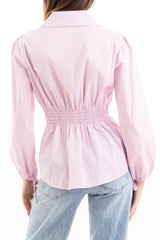 modella indossando Camicia rigata donna in cotone elasticizzato con vita arricciata e maniche a palloncino colore