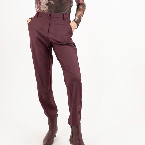 modella indossando Pantalone CityLine slim fit in poliviscosa bordeaux colore BORDEAUX S 38-40