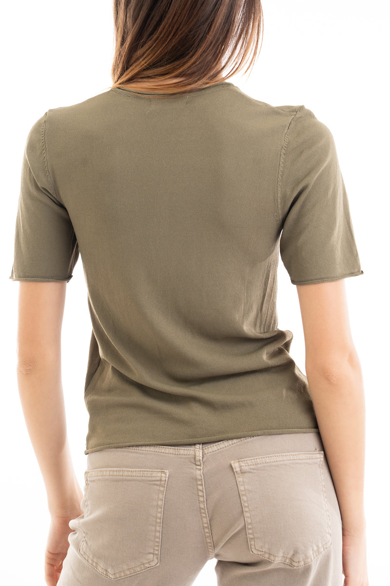 modella indossando Maglia in filato leggero a manica corta con finiture a vivo colore