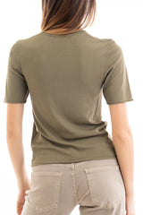 modella indossando Maglia in filato leggero a manica corta con finiture a vivo colore