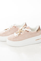 modella indossando Sneakers platform con charm gioiello removibile e suola alta Rosa colore