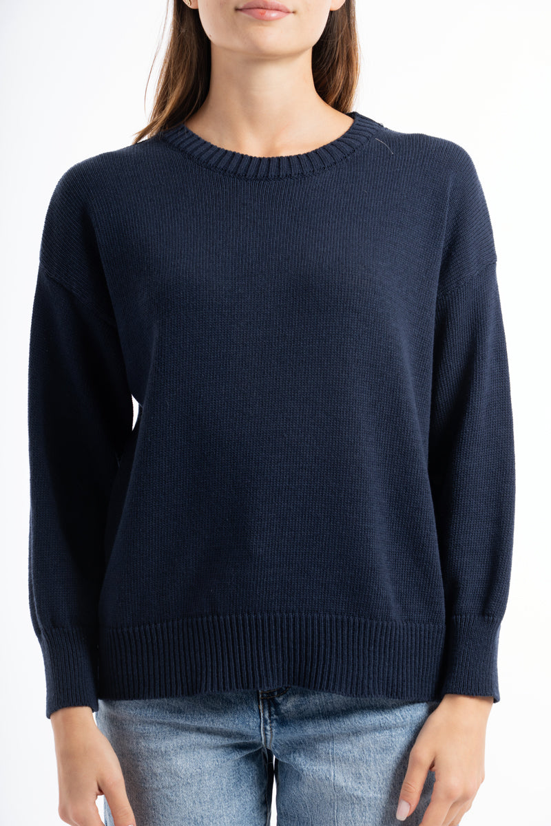 modella indossando Maglione primaverile girocollo in misto cotone colore Blu Unica