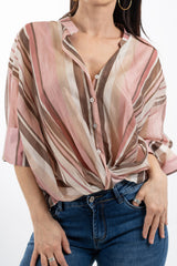 modella indossando Camicia over in Tencel a righe con nodo frontale e collo coreano colore Rosa Unica