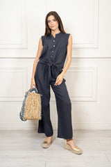 modella indossando Pantalone dritto in lino e viscosa coordinato colore Blu Unica
