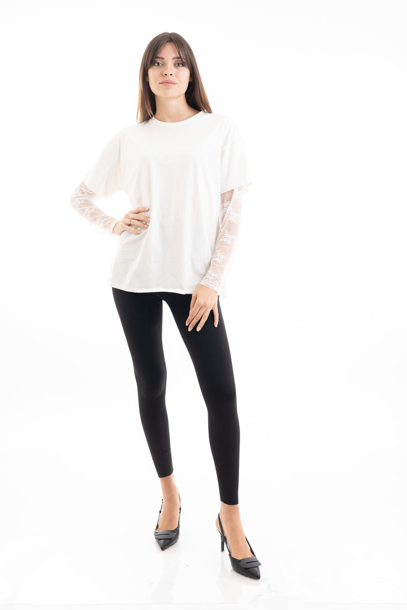 modella indossando Maglia over in cotone elasticizzato con manica lunga in pizzo colore