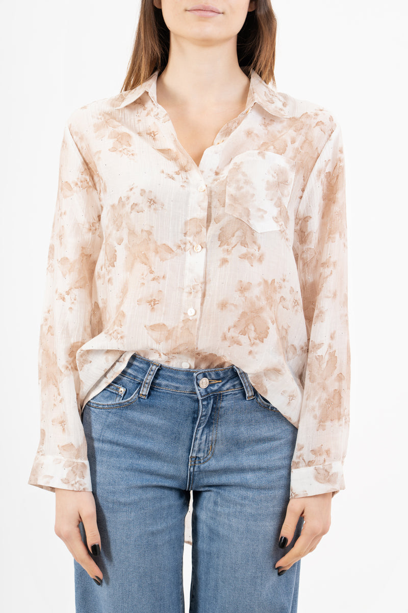 modella indossando Camicia over lunga fiammata a fantasia floreale con micro strass colore