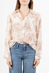 modella indossando Camicia over lunga fiammata a fantasia floreale con micro strass colore