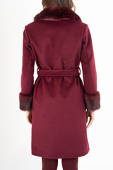 modella indossando Cappotto in panno rigato Bordeaux con collo in pelliccia colore