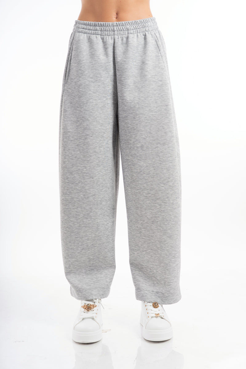 modella indossando Pantalone in misto viscosa con elastico in vita colore Grigio Unica