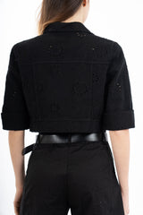 modella indossando Giacca crop in cotone stile denim con ricamo traforato e bottoni metallici colore
